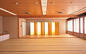 Japanese-style room (tatami mat with stage)
